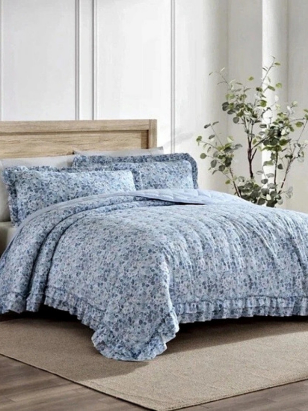 Laura Ashley Quartet Microfiber Reversible 3-Piece King Quilt Set Blue & White